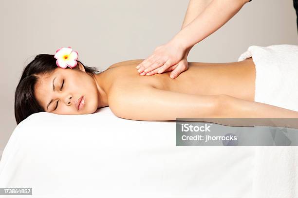 Foto de Massagem Relaxante e mais fotos de stock de Massagear - Massagear, Povo Havaiano, Asiático e indiano