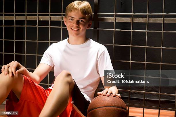 Foto de Jovem Jogador De Basquete e mais fotos de stock de 16-17 Anos - 16-17 Anos, Adolescente, Adolescência