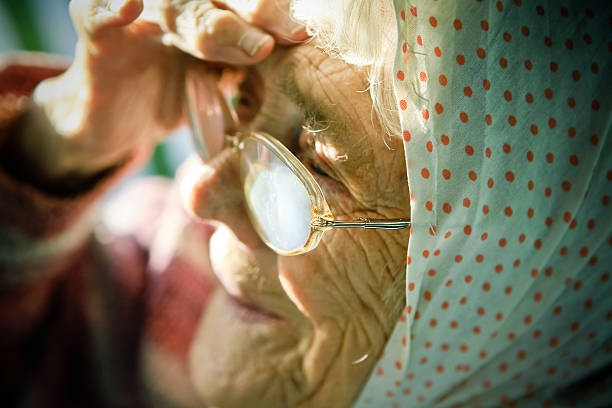 maggiore della signora - aging process affectionate vitality awe foto e immagini stock