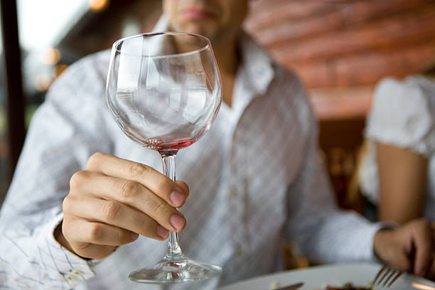 homem com copo vazio - transparent holding glass focus on foreground imagens e fotografias de stock