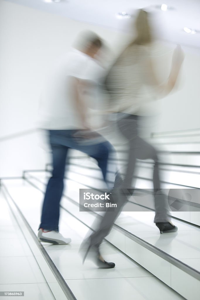 Junges Paar zu Fuß im Obergeschoss in modernen hellen weißen Interieur - Lizenzfrei Treppe Stock-Foto