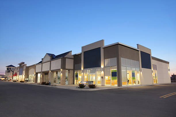 centre commercial de magasin l'extérieur du bâtiment au coucher du soleil - strip mall photos et images de collection