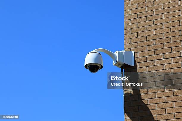 監視カメラドームの背景に青い空 - カメラのストックフォトや画像を多数ご用意 - カメラ, 丸屋根, 安定