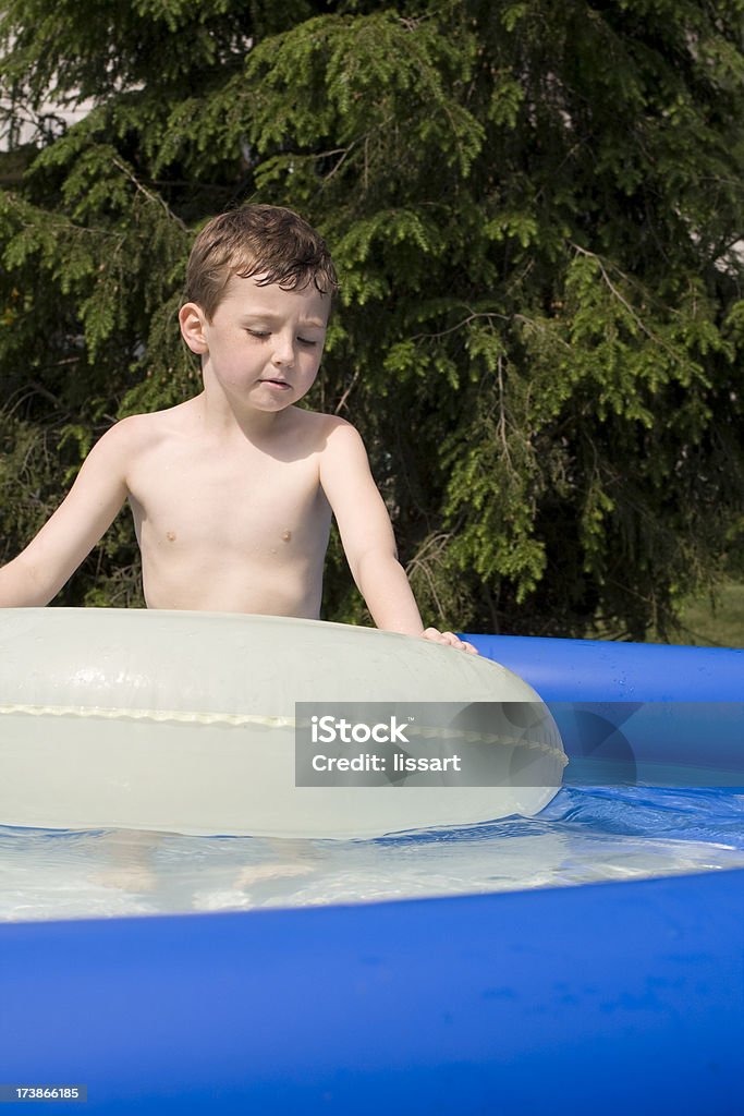 Мальчик плавает на камера - Стоковые фото Бассейн роялти-фри