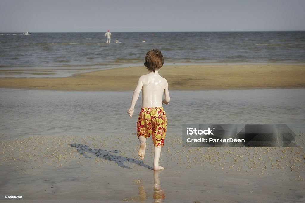 Маленький мальчик бежит на пляже - Стоковые фото Бегать роялти-фри