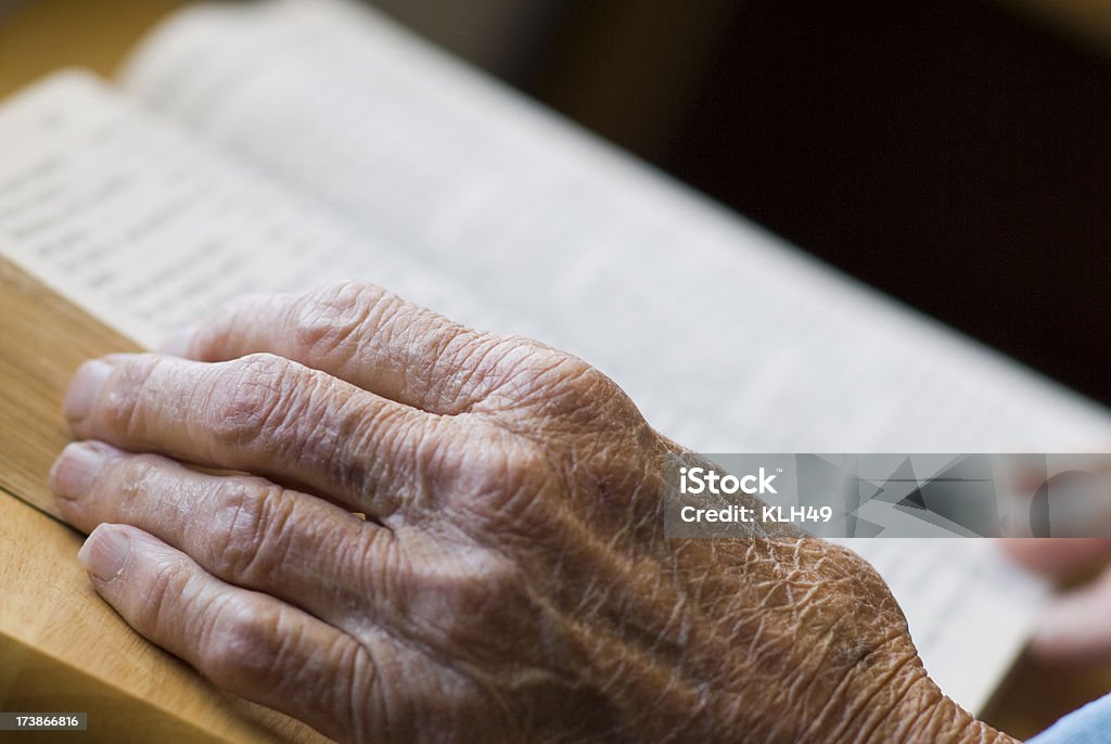 Senior mano con libro in background - Foto stock royalty-free di Aperto