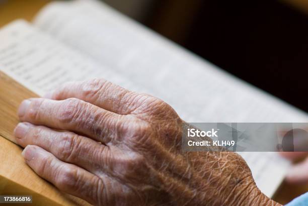 Senior Mano Con Libro In Background - Fotografie stock e altre immagini di Aperto - Aperto, Bibbia, Cercare