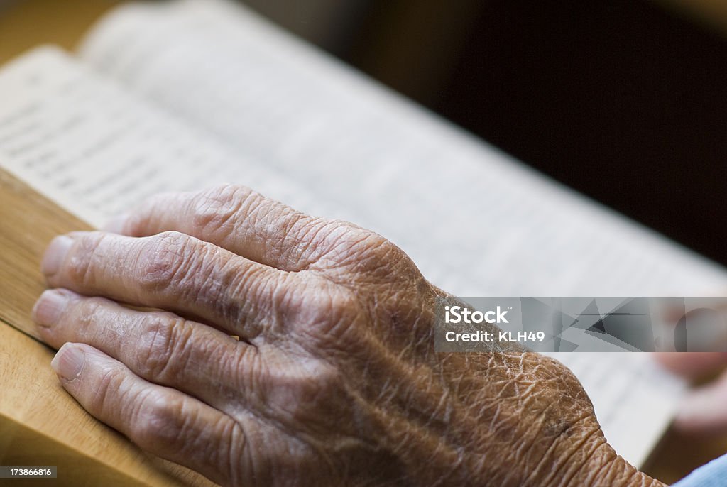 Starszy Ręka z książki w tle - Zbiór zdjęć royalty-free (Biblia)