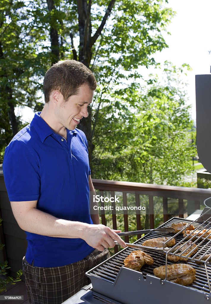 Pollo a la barbacoa asar: Caucásica joven sonriendo en día de verano - Foto de stock de 20 a 29 años libre de derechos