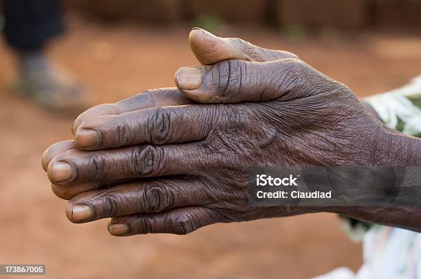 Vecchia Mani - Fotografie stock e altre immagini di Rugoso - Rugoso, 70-79 anni, Adulto