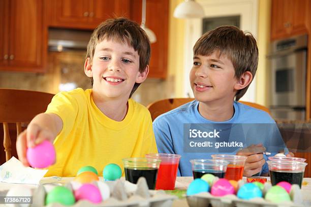 カラーイースター卵 - キッチンのストックフォトや画像を多数ご用意 - キッチン, 子供, 染料