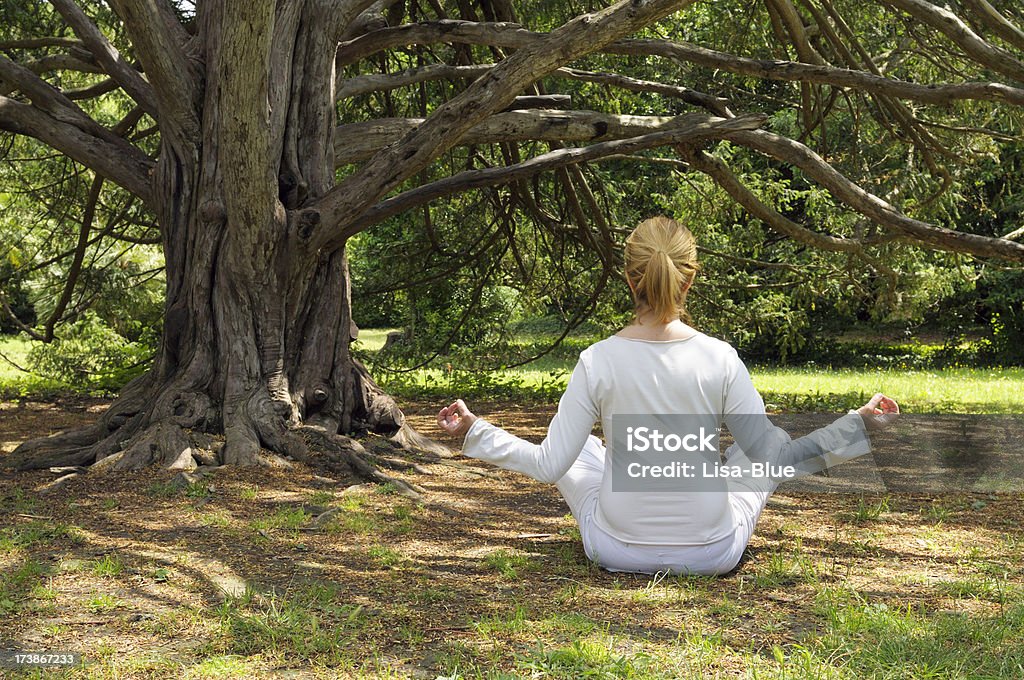 La meditazione - Foto stock royalty-free di Abbigliamento casual