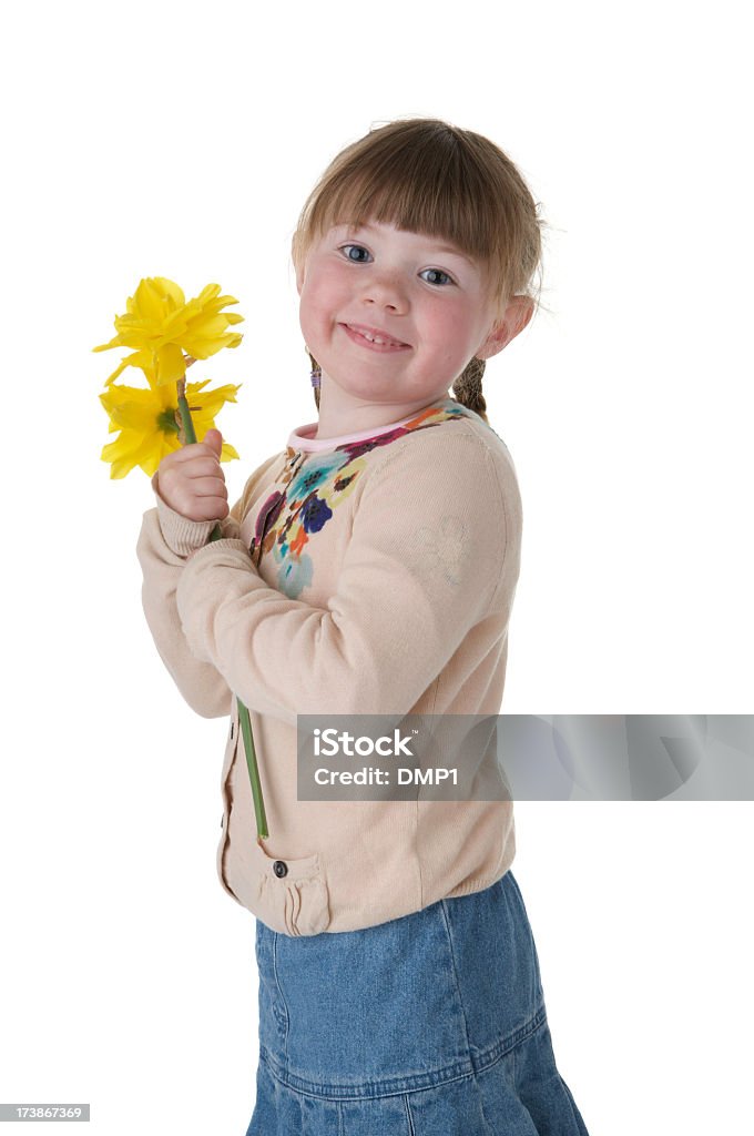 Sonriente niña sostiene racimo de daffodils sobre fondo blanco - Foto de stock de 4-5 años libre de derechos