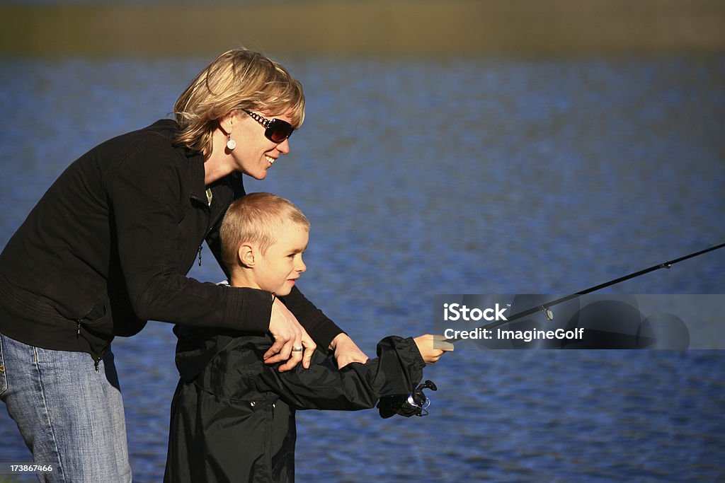 Madre e figlio pesca - Foto stock royalty-free di Abbigliamento casual