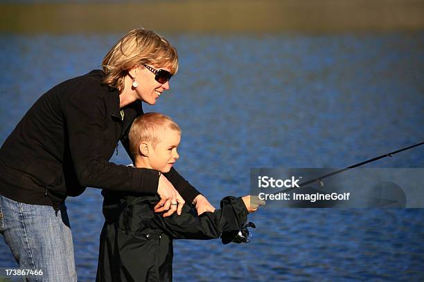Matka I Dziecko Połowów - zdjęcia stockowe i więcej obrazów Blond włosy - Blond włosy, Chłopcy, Codzienne ubranie