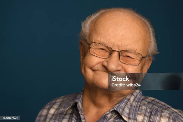 Engraçado Senior Sorriso - Fotografias de stock e mais imagens de 70 anos - 70 anos, Adulto, Avô