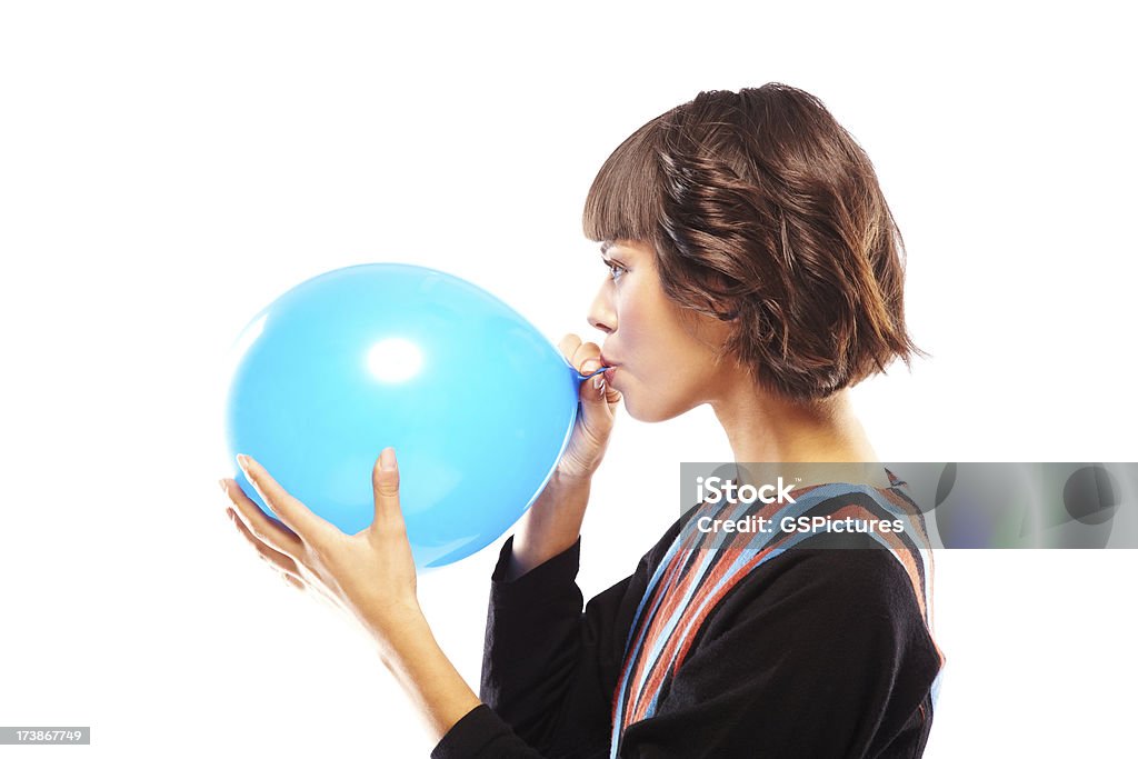 Atraente jovem soprando um balão azul - Foto de stock de Balão - Decoração royalty-free