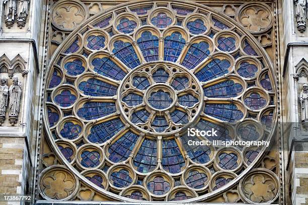 Rose Window In Kathedrale Stockfoto und mehr Bilder von Architektonisches Detail - Architektonisches Detail, Architektur, Außenaufnahme von Gebäuden