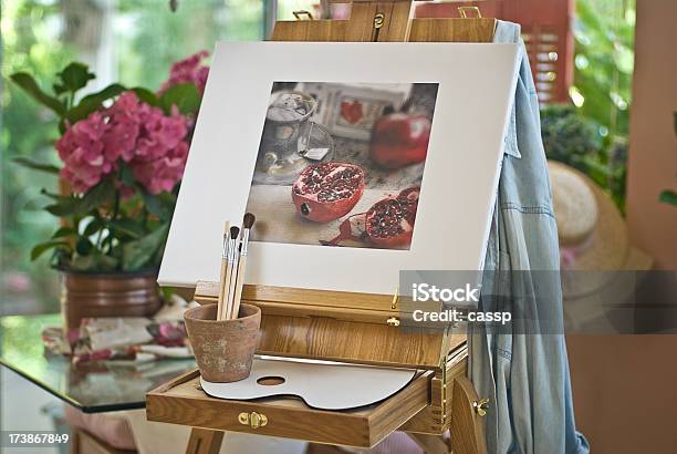 Künstler Staffelei Zimmer Stockfoto und mehr Bilder von Blumentopf - Blumentopf, Farbpalette, Fokus auf den Vordergrund