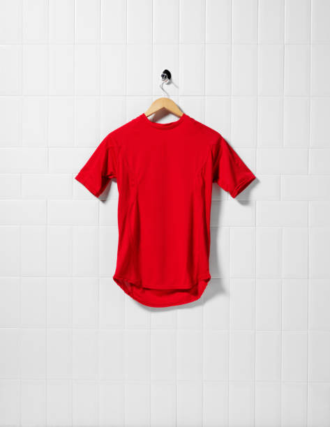 vermelho camisola de futebol - red t shirt imagens e fotografias de stock