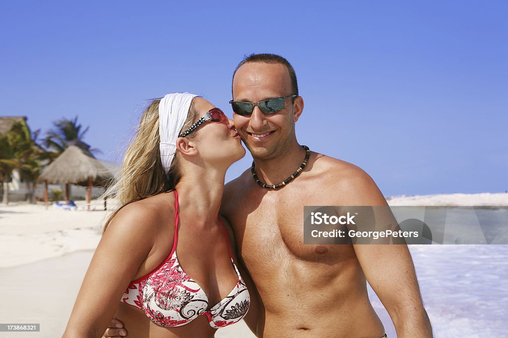 Feliz, romántico joven Pareja en la playa - Foto de stock de Abrazar libre de derechos