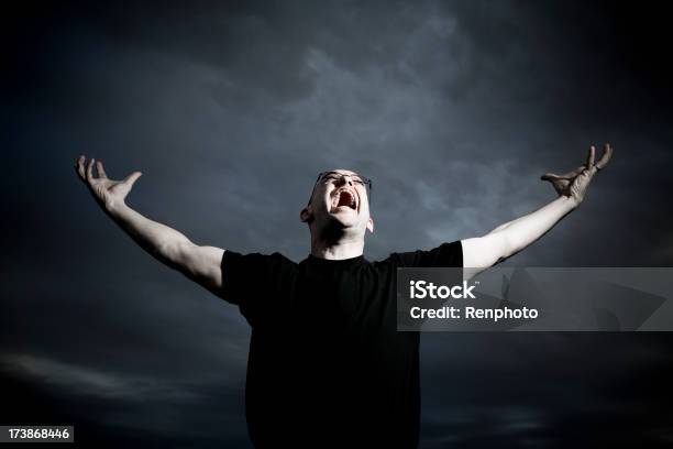 Mann Mit Schreien In The Sky Stockfoto und mehr Bilder von Himmel - Himmel, Rufen - Sprache, Schreien