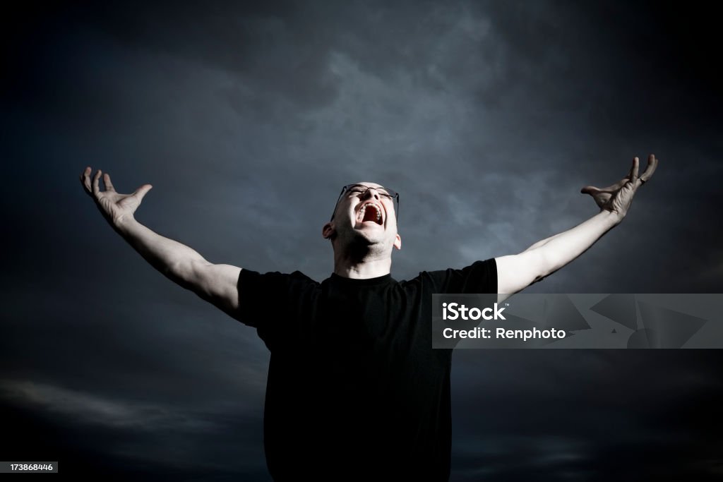 Homem Yelling no Céu - Royalty-free Céu Foto de stock