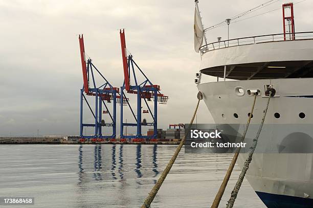 Foto de Porto Marítimo Comercial De Atividade e mais fotos de stock de Indústria - Indústria, Porto - Distrito, Amarrado