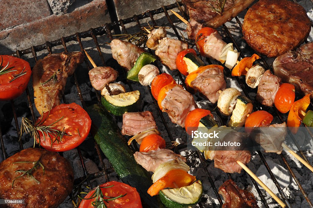 Spiedini di carne sulla Griglia per barbecue - Foto stock royalty-free di Barbecue - Cibo