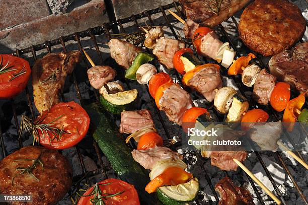 꼬치 Of 고기류 굴절률은 바베큐그릴 그리스 음식에 대한 스톡 사진 및 기타 이미지 - 그리스 음식, 꼬챙이, 로즈마리