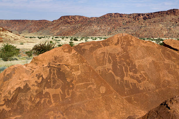 ロックアートのトゥワイフェルフォンテイン、ナンビア - damaraland ストックフォトと画像