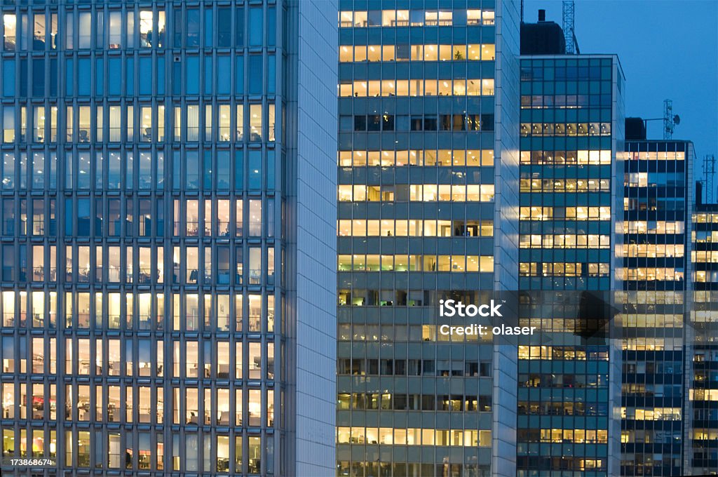 近代的な超高層ビルの列 - オフィスビルのロイヤリティフリーストックフォト