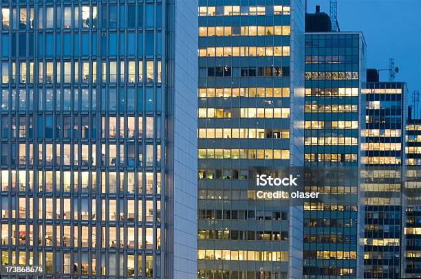 近代的な超高層ビルの列 - オフィスビルのストックフォトや画像を多数ご用意 - オフィスビル, ガラス, コンクリート