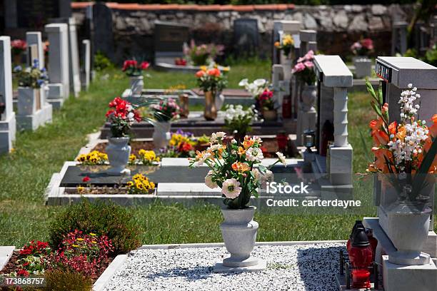 Foto de A Eslovénia Cemitério Com Flores E Túmulos e mais fotos de stock de 2000-2009 - 2000-2009, Beleza, Caldeirão - Recipiente
