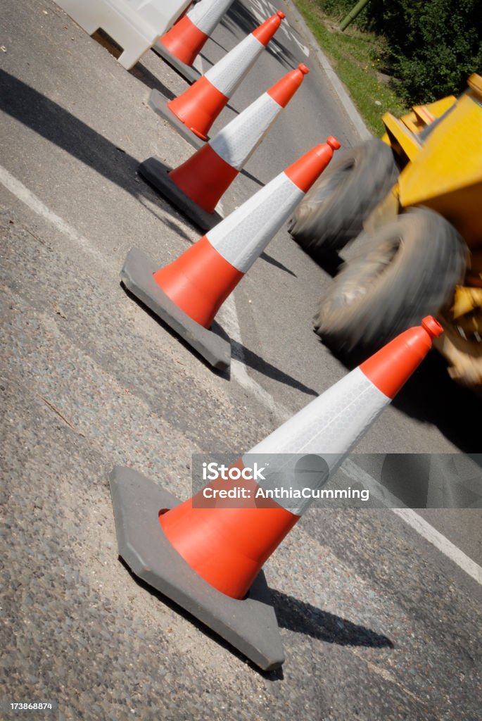 Zeile der Verkehr Kegel Schutz von Straßenarbeiten auf der belebten Strasse - Lizenzfrei Ausrüstung und Geräte Stock-Foto