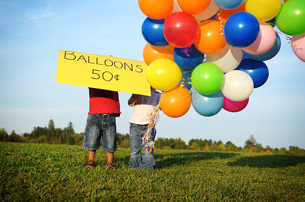 ragazzino & ragazza vendita di numeri di riferimento esterno - child balloon selling sign foto e immagini stock