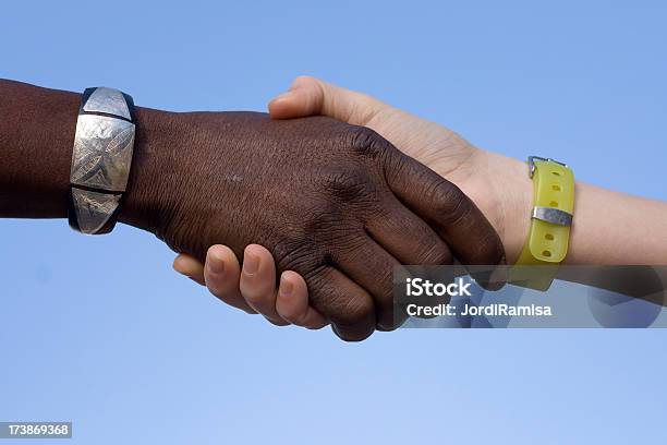 Foto de Aperto De Mão e mais fotos de stock de Acordo - Acordo, Afro-americano, Amizade