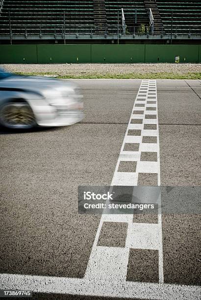 Finish Line Foto de stock y más banco de imágenes de Línea de meta - Línea de meta, Coche, Coche de carreras