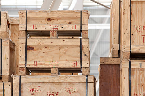 caixas de madeira em um armazém de armazenamento. - warehouse box crate storage room - fotografias e filmes do acervo