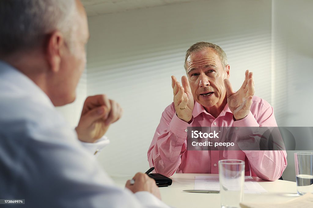 senior hombre de negocios en la sala de reuniones - Foto de stock de 60-64 años libre de derechos