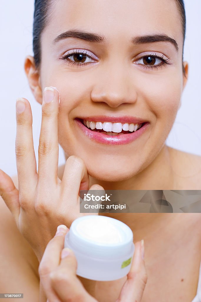 Anwendung der Gesichtscreme - Lizenzfrei Attraktive Frau Stock-Foto