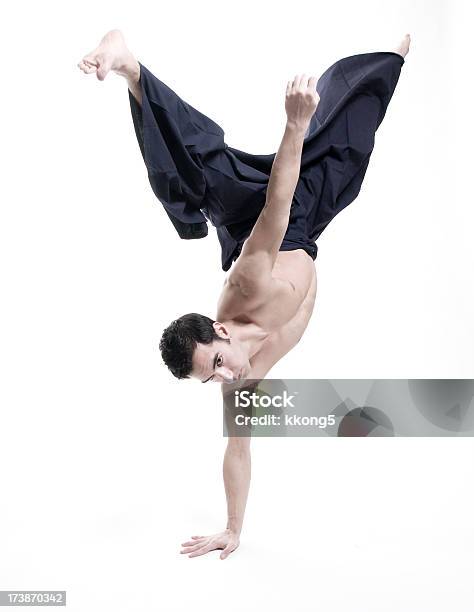 Arti Marziali Giovane Uomo Che Indossa Pantaloni Kendo - Fotografie stock e altre immagini di Arte marziale