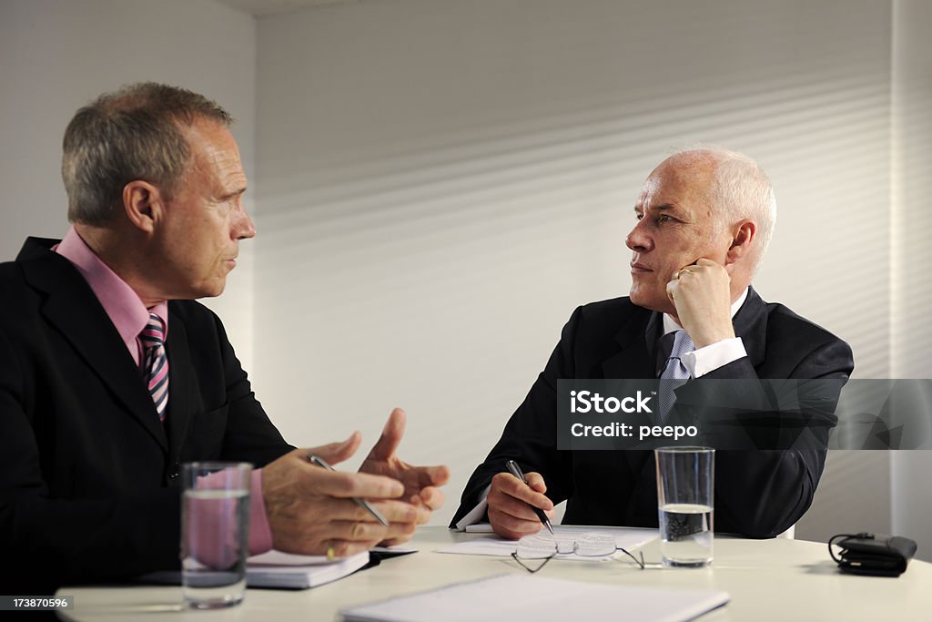 senior uomini d'affari in riunione - Foto stock royalty-free di 60-64 anni