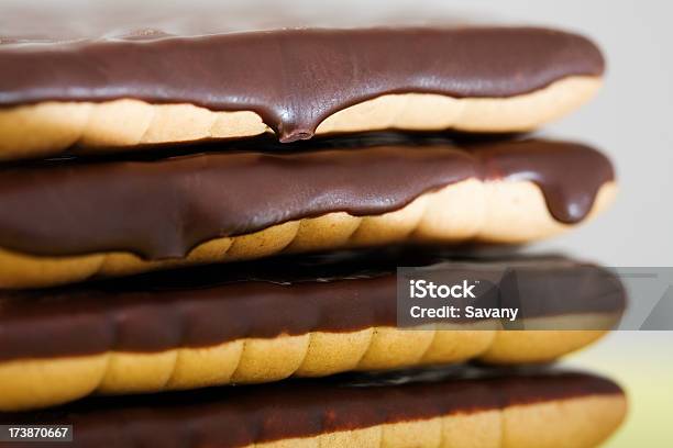 Cookie Nella Riga - Fotografie stock e altre immagini di Alimentazione non salutare - Alimentazione non salutare, Assaggiare, Biscotto con gocce di cioccolato