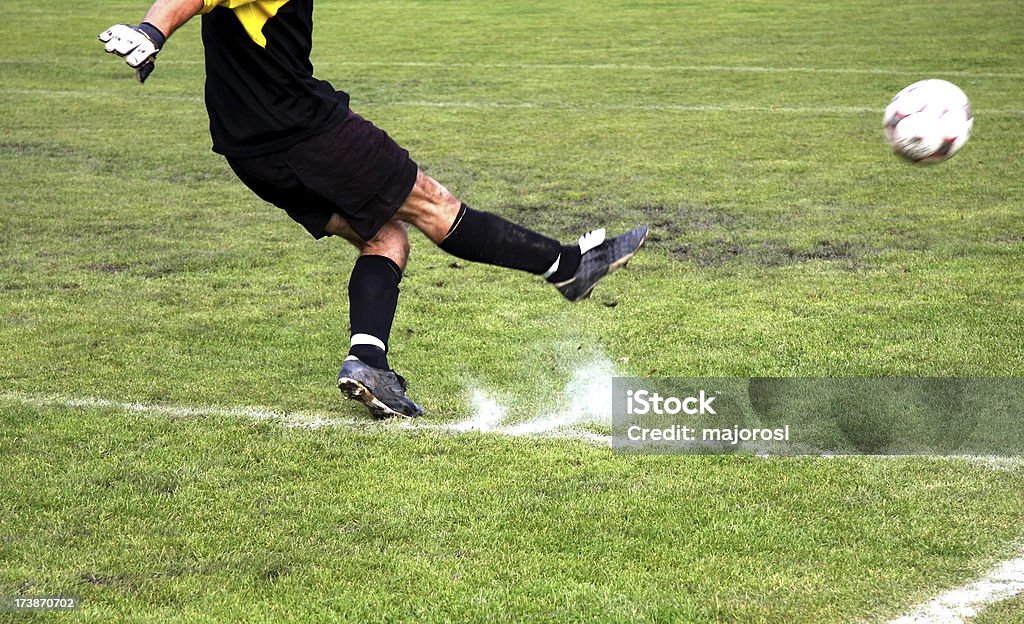 Détendez-vous sur le terrain de football - Photo de Coup d'envoi libre de droits