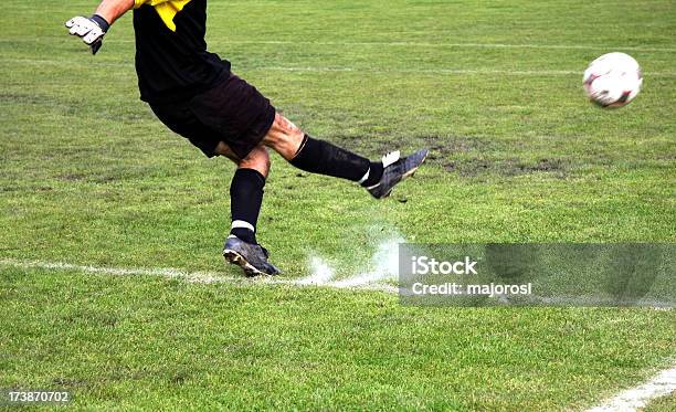 Photo libre de droit de Détendezvous Sur Le Terrain De Football banque d'images et plus d'images libres de droit de Coup d'envoi - Coup d'envoi, Football, Balle ou ballon