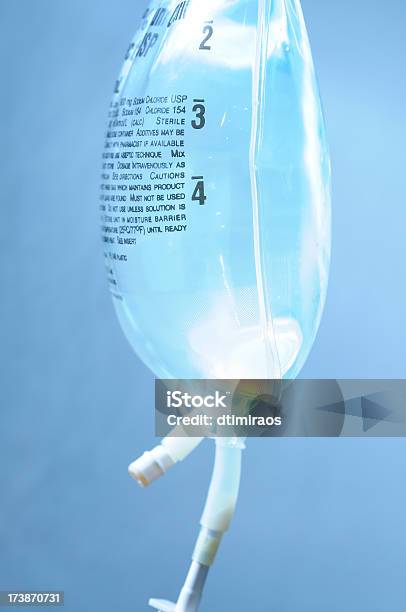 Photo libre de droit de De Chlorure De Sodium Intravenous Sac Par Injection banque d'images et plus d'images libres de droit de Bleu