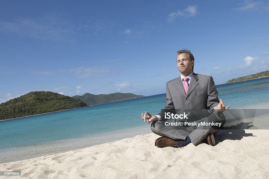 ビジネスマンはビーチでのヨガのポーズ - 1人のロイヤリティフリーストックフォト
