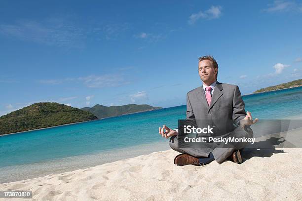 ビジネスマンはビーチでのヨガのポーズ - 1人のストックフォトや画像を多数ご用意 - 1人, 25-29歳, 30-34歳