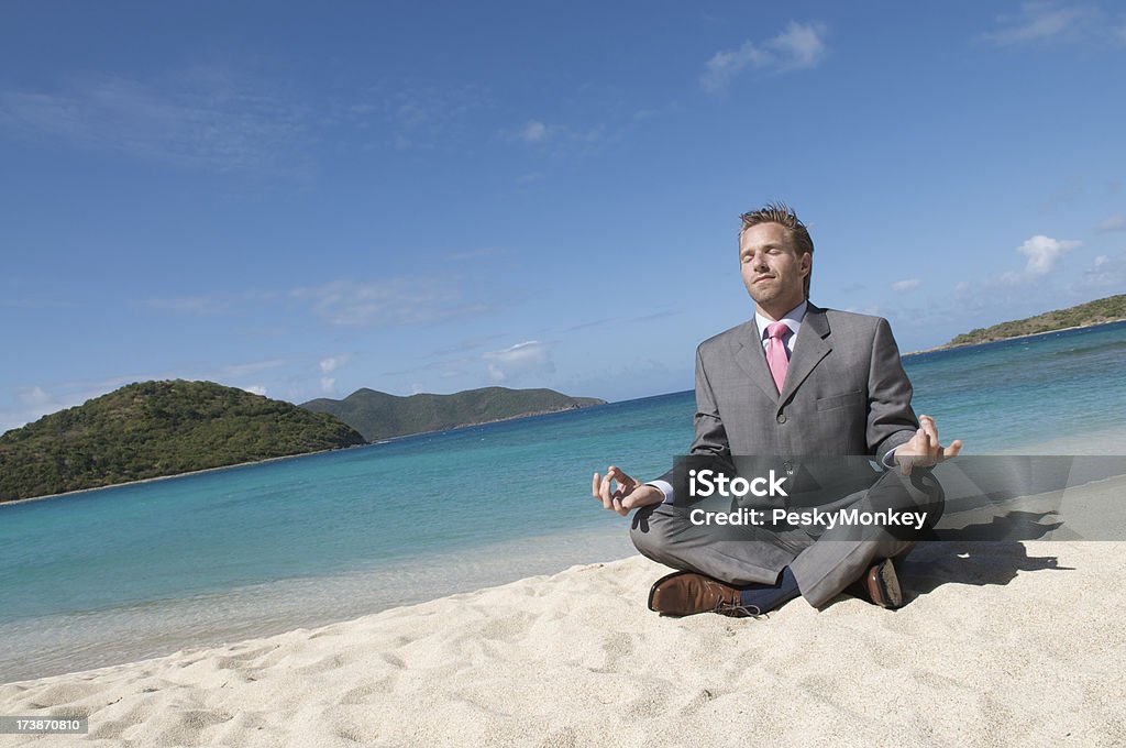 Empresário sentado em Pose de ioga na praia - Royalty-free 25-29 Anos Foto de stock